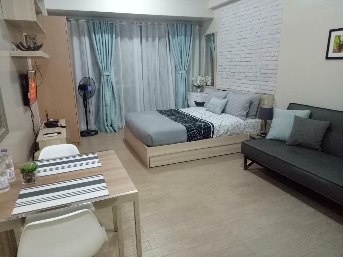 Eighty One Newport Boulevard Manila Exterior foto
